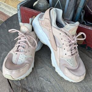 Nike Air Huarache Run Pink Sneakers‎